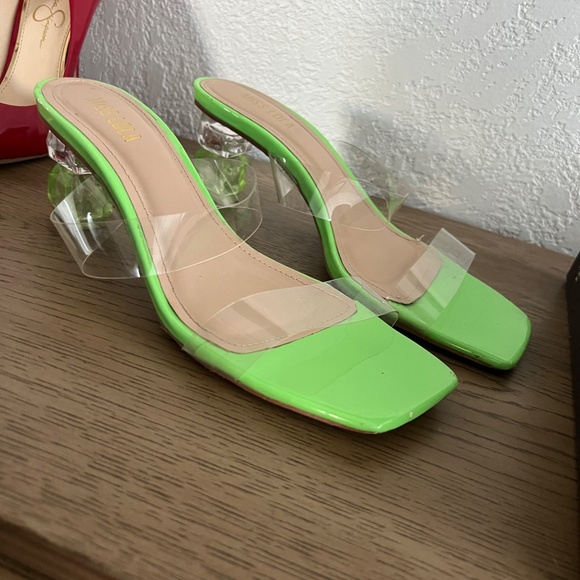 Cute jeweled sandal - Picture 2 of 3